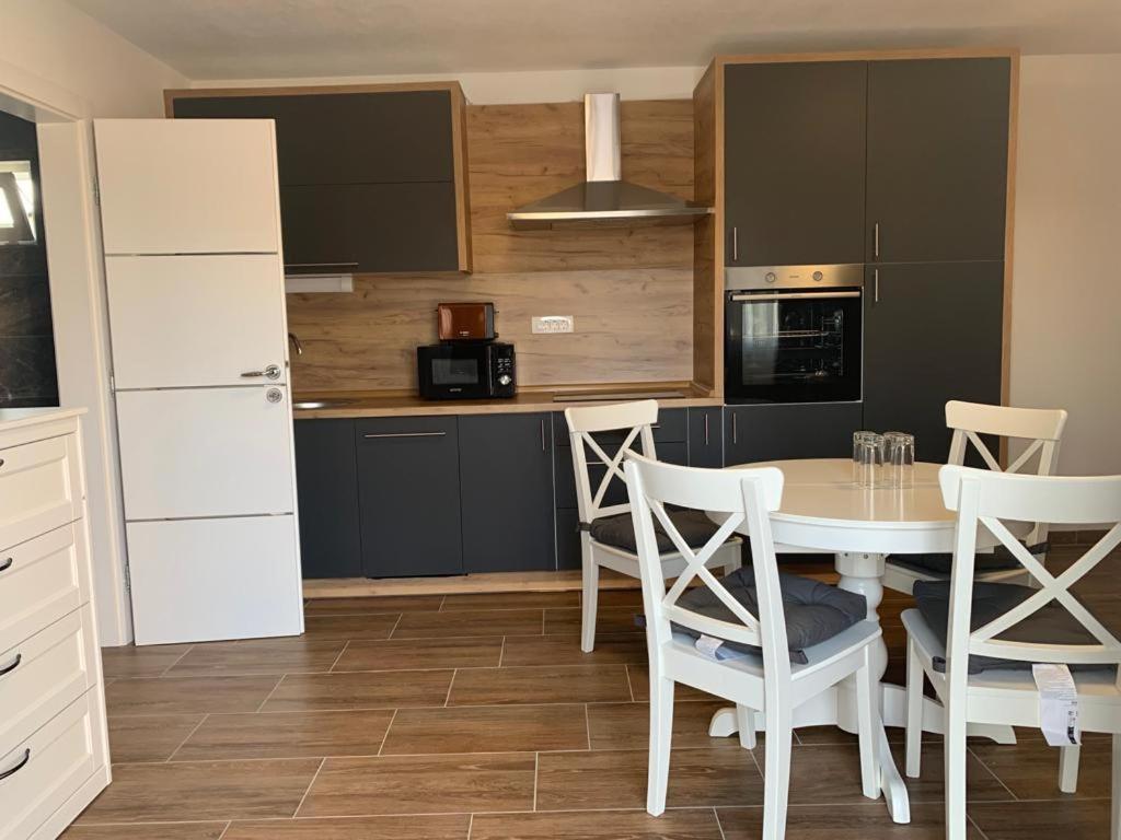 Perusic Apartmani Albatros מראה חיצוני תמונה