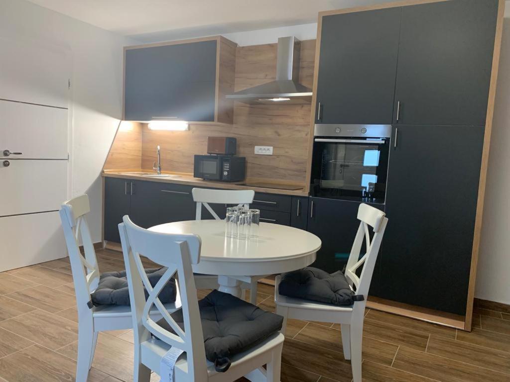 Perusic Apartmani Albatros מראה חיצוני תמונה