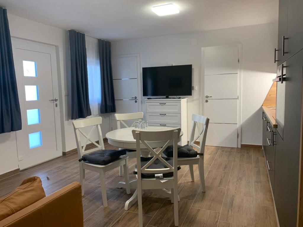 Perusic Apartmani Albatros מראה חיצוני תמונה